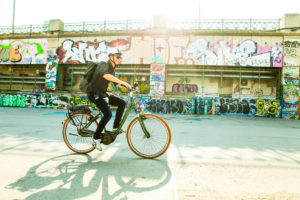 Jakob Steinschaden von Trending Topics am Elektrofahrrad. © Romar Ferry