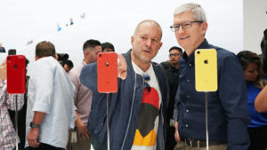 Jony Ive mit Apple-Chef Tim Cook. © Apple