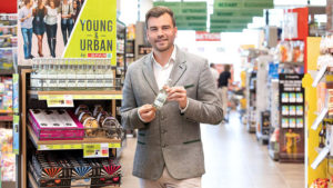 Johannes Ribeiro da Silva mit dem gleichnamigen Drink. © Spar Österreich