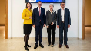 FFG-Geschäftsführerin Henrietta Egerth, Landesrat für Wirtschaft in Oberösterreich Markus Achleitner, Bundesministerin für Digitalisierung und Wirtschaft Elisabeth Udolf-Strobl, und Gerhard Kreutmayr von der Fritz Egger GmbH. © BMDW/HBF Clemens Schwarz