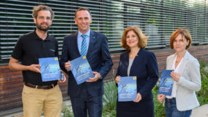 Agrobiogel-Gründer Johannes Paul Schwarz, Landesrat Jochen Danninger, tecnet equity Geschäftsführerin Doris Agneter und Ensemo-Gründerin Birgit Mitter (v.l.n.r.). © NLK Burchhart