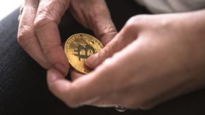 A bitcoin in hands. © Unsplash