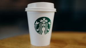 Starbucks-Becher © Sorin Sîrbu on Unsplash