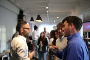 Typische Szene auf Startup-Networking-Event. © M ACCELERATOR auf Unsplash