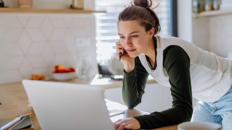 Arbeiten von zu Hause aus: Die aktuelle karriere.at-Umfrage zeigt, Arbeitgeber können sich attraktiver positionieren, wenn sie Homeoffice anbieten. © Canva