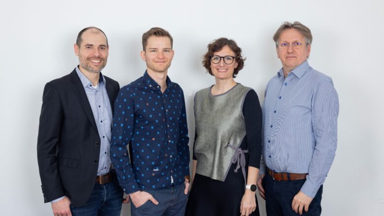 v.l.n.r.: Die Gründer:innen von bee produced: Wilfried Lepuschitz (CEO), Timon Höbert (CTO), Sandra Stromberger (CMO), Munir Merdan (CSO) © Simon Kupferschmied