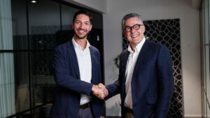 Mehr Krypto für den europäischen Norden: Lukas Enzersdorfer-Konrad, CEO von Bitpanda Technology Solutions und Antti-Jussi Suominen, CEO von Coinmotion besiegeln ihre Partnerschaft. © Bitpanda