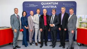 Der österreichische Bildungsminister Martin Polaschek mit den Projektpartnern bei der Präsentation des Supercomputer-Netzwerks an der TU Wien. © TU Wien, Matthias Heisler