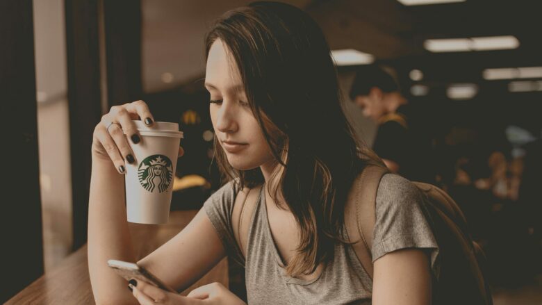 Kaffee im Starbucks. © Guilherme Stecanella via Unsplash