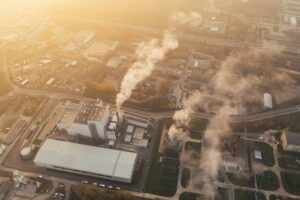 CO2-Ausstoß im Kraftwerk. © Marcin Jozwiak auf Unsplash