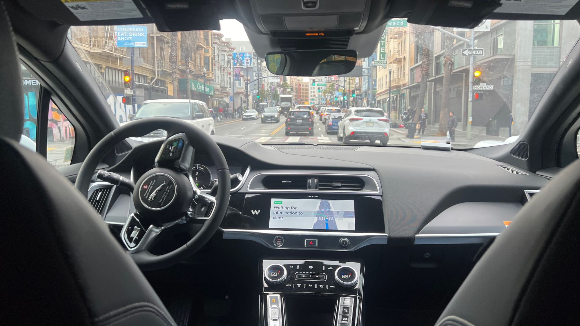 The fully electric Waymo moves alone through the streets of San Francisco. © Trending Topics / Julia Gerber