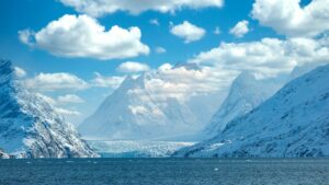 Der Sermitsiaq-Gletscher im Westen Grönlands ist einer von vielen Gletschern in der Region, die von den Auswirkungen des Klimawandels betroffen sind. Die Region soll Objekt des neuen Frühwarnsystems für Klima-Kipppunkte werden. © Canva