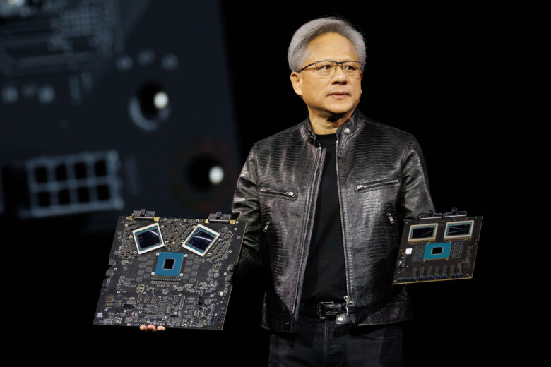 Nvidia-CEO Jensen Huang präsentiert GB200-Chips. © Nvidia