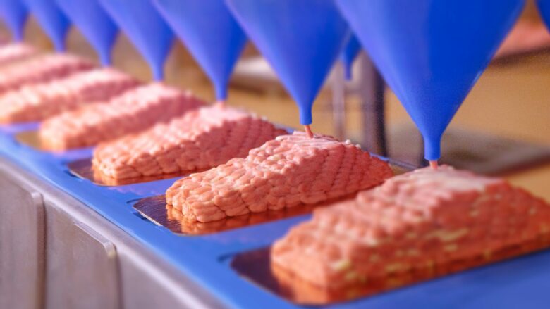 Revo Foods treibt mit seiner 3D-Strukturierung Food-Innovationen voran. Die Hauptzutat, Pilzprotein, gilt als eine der nährstoffreichsten Proteinquellen der Welt. @ Revo Foods