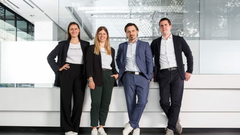 Ihre Partnerschaft gestärkt: Die MATR-Gründerinnen Michaela Stephen und Verena Judmayer mit Christoph Zipko und Philipp Kranewitter von Greiner Innoventures. © Lisi Specht