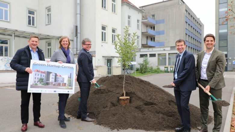 Symbolischer Spatenstich, v.l.n.r.: Bürgermeister Kurt Wallner, Landesrätin Barbara Eibinger-Miedl, Bundesminister Martin Polaschek, Vizerektor der Montanuni Helmut Antrekowitsch und ZAT-Geschäftsführer Remo Taferner. © ZAT Freisinger