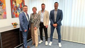 Buildtelligent wird Teil der Schrack Seconet Gruppe (v.l.n.r.): Wolfgang Kern, CEO Schrack Seconet AG; Martina Eder, CFO Schrack Seconet AG; Fabian Degenhart, Geschäftsführer Buildtelligent GmbH; Christian Pichl, Geschäftsführer Buildtelligent GmbH. © Schrack Seconet AG