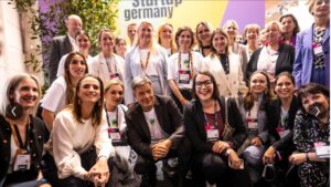 Robert Habeck und seine Delegationsgruppe beim Web Summit 2024 in Lissabon. Den Spirit des Events möchte er mit nach Hause nehmen, „um das deutsche Startup-Ökosystem noch schlagkräftiger und weiblicher zu machen“. © Dominik Butzmann, BMWK