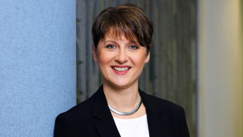 Gudrun Heidenreich-Pérez ist Partnerin bei Deloitte Österreich und rät Unternehmen, folgende Formel anzuwenden: Diversität + Inklusion = besseres Ergebnis. © Deloitte, feelimage