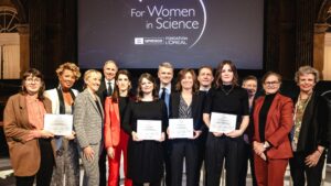 Die vier „For Women in Science“-Preisträgerinnen 2024 - jeweils mit der Urkunde (v.l.n.r.): Sarah Seekircher (nahm den Preis stellvertretend für ihre Schwester Lisa Seekircher entgegen), Valentina Sladky, Catarina Czibula und Magdalena Boch. © Philipp Schulz – boxquadrat