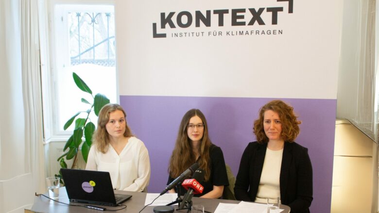 (v.r.n.l.): Katharina Rogenhofer ist Vorständin des Kontext Instituts und präsentierte die Studienergebnisse inklusive Reformvorschlägen mit den beiden Kontext-Analystinnen Johanna Roninger und Anna Pixer. © Kontext Institut