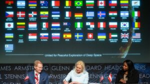 NASA-Administrator Bill Nelson (links) und die amtierende stellvertretende Staatssekretärin im Bureau of Oceans and International Environmental and Scientific Affairs des US-Außenministeriums, Jennifer R. Littlejohn (rechts), schauen Österreichs Botschafterin Petra Schneebauer zu, wie sie die Artemis Accords unterzeichnet. © NASA, Joel Kowsky