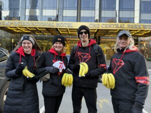 TRON-Fans mit Bananen in New York vor dem Trump International Hotel. © TronDAO