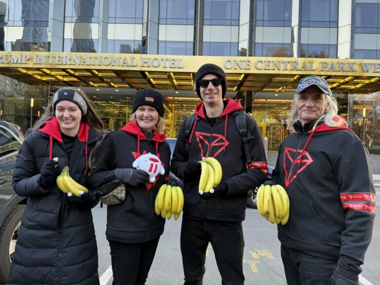 TRON-Fans mit Bananen in New York vor dem Trump International Hotel. © TronDAO