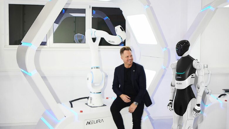 David Reger, CEO von Neura Robotics, mit einem der humanoiden Roboter © Neura Robotics