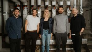 Das Green Fusion-Team in einem Berliner Heizungskeller: (v.l.n.r.) Matteo Zappulla (Chief Product Officer), Simon Wagenknecht (Chief of Automation), Nina Germanus (Co-CEO), Paul Hock (Co-CEO) und Thomas Filkorn (Chief Revenue Officer). © Green Fusion