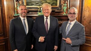 Ripple CEO Brad Garlinghouse und sein Chefjurist Stuart Alderoty mit Donald Trump. © Ripple / Garlinghouse