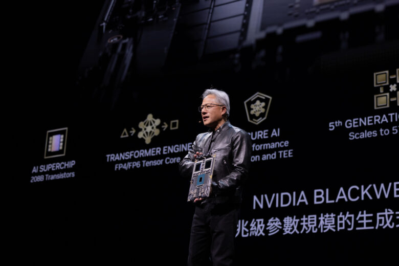 Nvidia-CEO Jensen Huang präsentiert Blackwell-Chips. © Nvidia