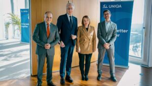 (v.l.): Teimour Bagirov (Präsident UNIQA Ukraine, Vorsitzender des Aufsichtsrats), Wolfgang Kindl (Mitglied des Vorstands der UNIQA Insurance Group), Olena Uljee (CEO UNIQA Ukraine) und Ivo Mijnssen (NZZ-Journalist) von der Auslandspressevereinigung in Wien. © UNIQA, Nessweda