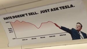 Protest-Plakat gegen Musk in der Londoner U-Bahn. © Screenshot