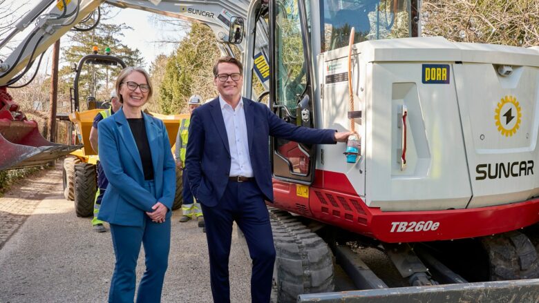 Bezirksvorsteherin des 14. Wiener Gemeindebezirks, Penzing, Michaela Schüchner, und Wiener Klimastadtrat Jürgen Czernohorszky vor einem elektrischen Bagger. © Stadt Wien, Markus Wache