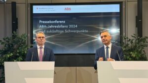 Bei der Pressekonferenz der Austrian Business Agency wurde die Jahresperformance 2024 der Standortagentur von ABA-CEO René Tritscher und Wirtschaftsminister Wolfgang Hattmannsdorfer vorgestellt. © Trending Topics, Julia Gerber