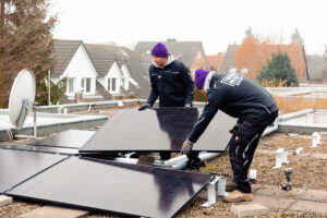 PV-Installateure am Dach. © 1Komma5°